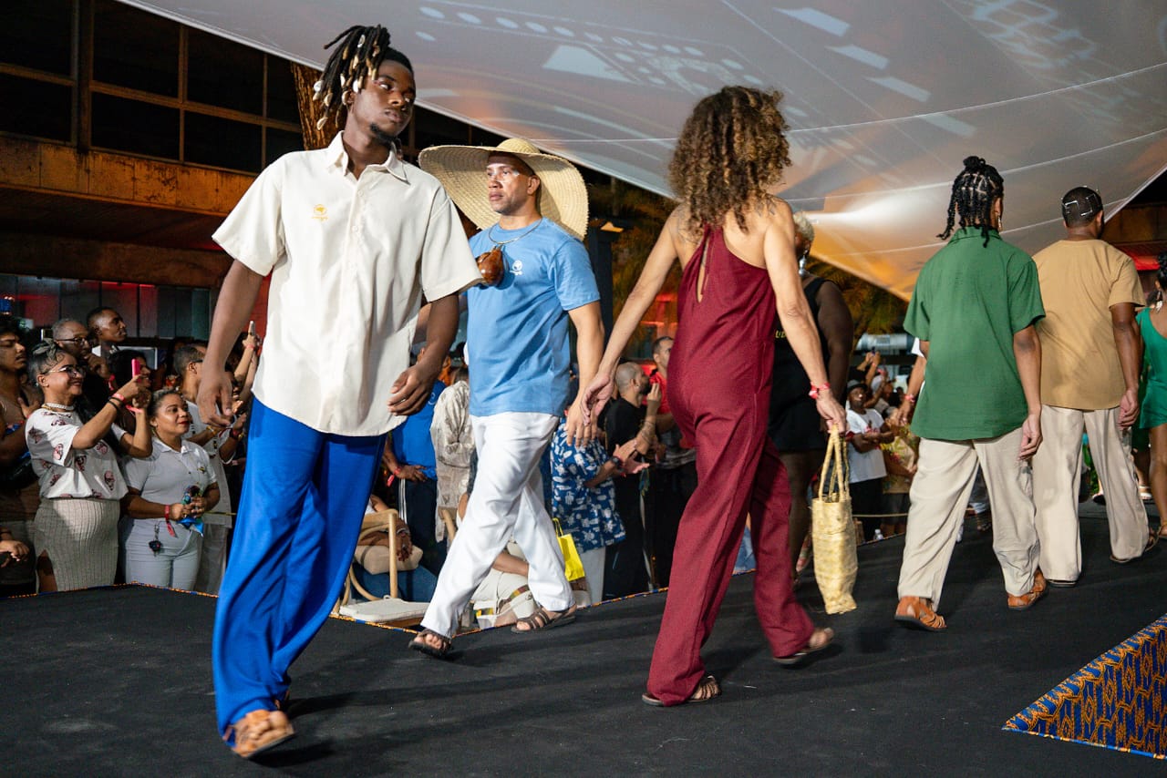 DESFILE MANIFESTO EMPODERA CAPOEIRISTAS E HOMENAGEIA GRIÔS