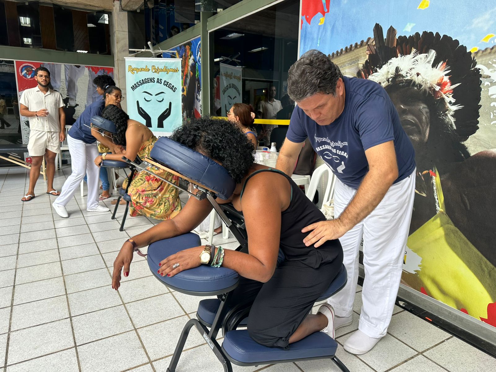 Massagem às Cegas: Espaço de Consciência Corporal promove saúde, bem-estar e inclusão